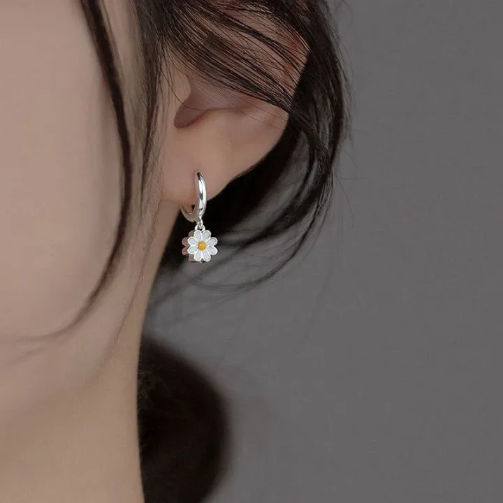 Sweet%20Daisy%20Flower%20Hoop%20Earrings%20For%20Women%202023%20New%20Fashion%20Round%20Earrings%20For%20Wedding%20Party%20Korean%20Temperament%20Ear%20Jewelry%20K0%20-%20Image%203
