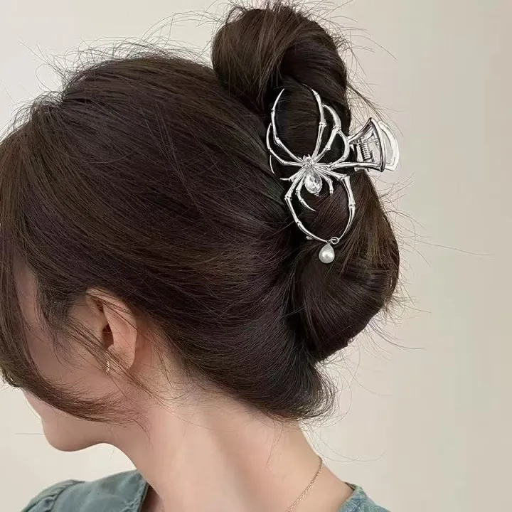 Women's%20Y2K%20Sweet%20Personalized%20Hair%20Clip%20Rhinestone%20Imitation%20Pearl%20Alloy%20Metal%20Skull%20Spider%20Claw%20Design%20for%20Daily%20Use%20-%20Image%204