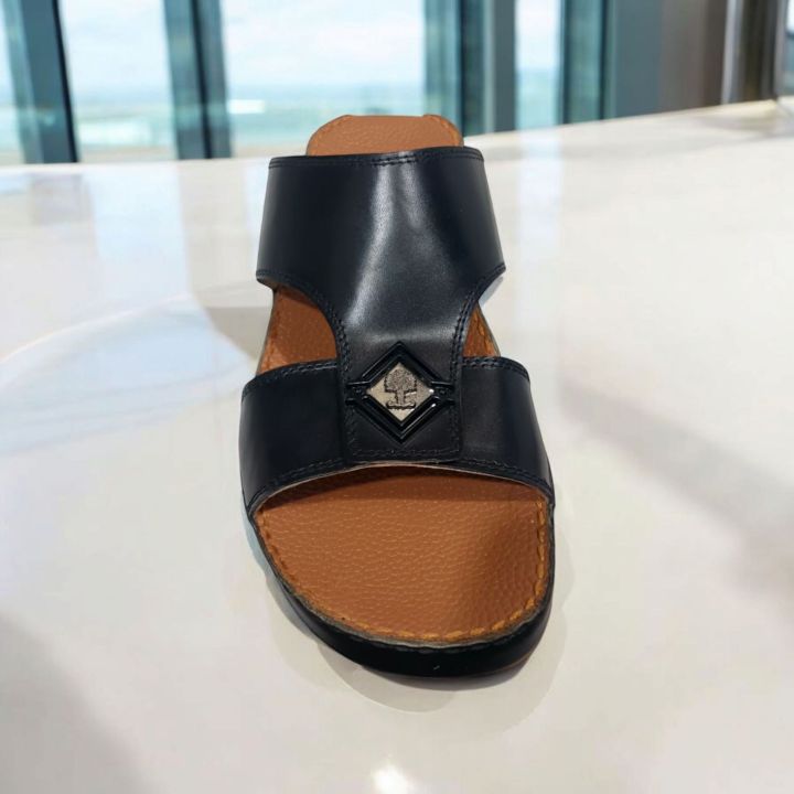 Moonwalk%20UAE%20%E2%80%93%20Arabic%20Footwear%20Collection%202025%20-%20Image%204