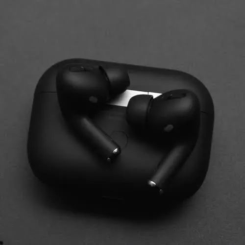 AirPods%204%20with%20Active%20Noise%20Cancellation%20(ANC)%20%7C%20Premium%20Sound%20&%20Comfort%20-%20Image%204