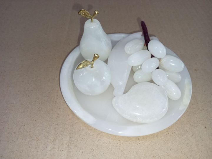 Marble%20Fruit%20Tray%20Set,%20Hand%20Crafted%20Decorative%20Onyx%20Round%20and%20Leaf%20Shape%20Tray%20with%20Marble%20fruits%20Grape%20Apple%20Banana%20and%20Pear%20-%20Image%202