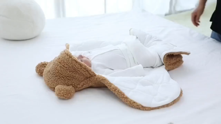 Baby Swaddle Blanket with Hood & Bear Ears – Soft Fleece Newborn Sleeping Bag, Warm Infant Wrap for Winter