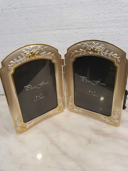 Double-Sided%20Photo%20Frame%20-%205x7%20Inch,%20Beautiful%20Plastic%20Design%20-%20Image%202