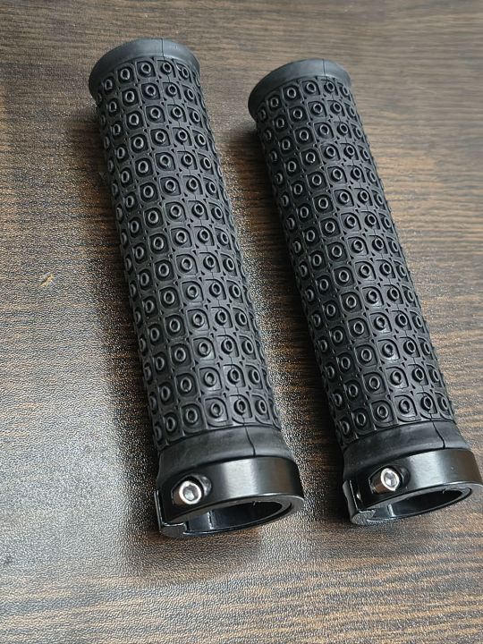 Premium%20%20Bicycle%20Grips%20Stylish,%20Comfortable%20&%20Anti-Slip%20MTB%20Handle%20Grips%20-%20Image%204