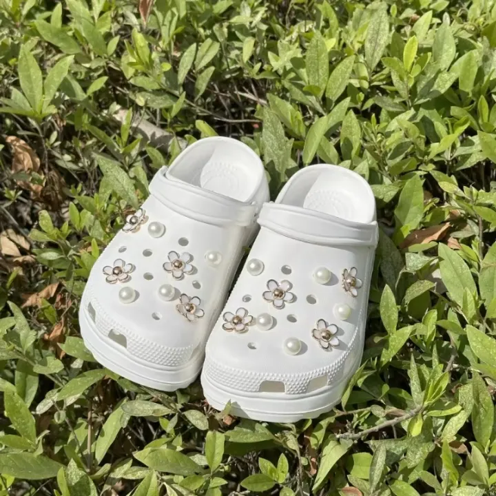 3D%20Cute%20Daisies%20Pearl%20Set%20Shoe%20Charms%20Accessories%20for%20Slide%20Sandals%20DIY%20Clogs%20Decoration%20Shoe%20Buckle%20Pins%20Shoe%20Decoration%20%20-%20Image%205