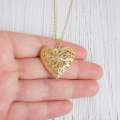 Elegant Vintage Heart Locket Pendant Necklace for Women & Girls – Gold Plated Hollow Carved Design – Photo Holder Gift Jewelry – Romantic Anniversary/Birthday Present. 