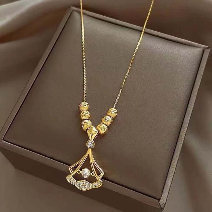 High%20Quality%20Ball%20&%20Ginkgo%20Leaf%20pendant%20Shape%20Comb%20Necklace%20for%20Women%20and%20Girls,%20Gold%20Plated%20Titanium%20Chain%20-%20Image%202