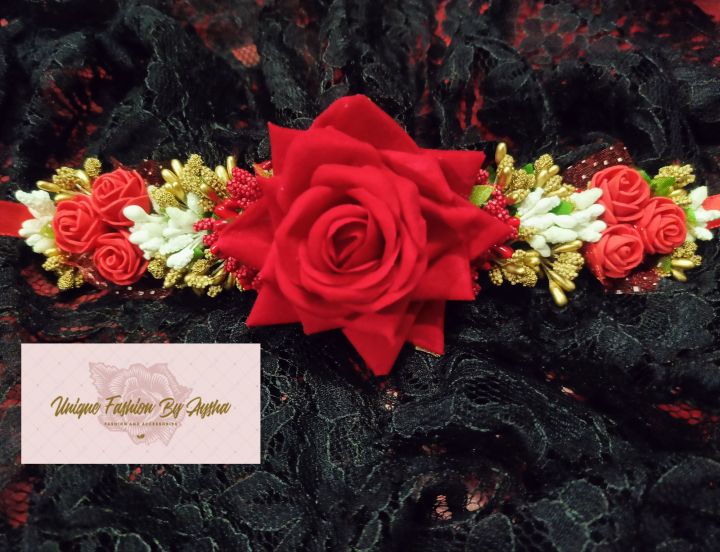 Rose%20Gajra%20with%20Gold%20Accent%20-%20High%20Quality,%20Long-Lasting%20Floral%20Hair%20Accessory%20for%20Bridal%20and%20Special%20Occasions%20-%20Image%203