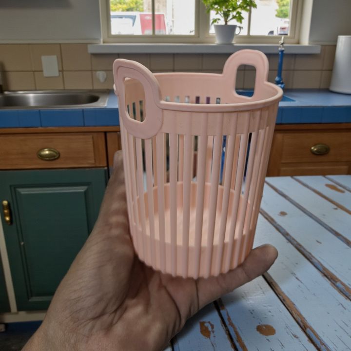 Small Round Slatted Wastebasket for Office or Home
Durable PP Plastic Mini Trash Can, 8.5 cm Base with handle