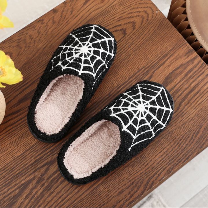Halloween%20Spider%20Web%20Pattern%20Horror%20Yinsen%20Atmosphere%20Fashion%20Embroidered%20Plush%20Home%20Thick-Soled%20Comfortable%20Woolen%20Cotton%20Slippers%20Personalized%20Warm%20Non-Slip%20Indoor%20Slippers%20for%20Men%20and%20Women%20Can%20Wear%20Christmas%20Gifts%20-%20Image%203