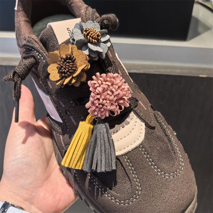 1Pcs%20Autumn%20Winter%20Maillard%20Tassel%20Pendant%20Shoe%20Charms%20Leather%20Flower%20Shoelace%20Buckle%20Sports%20Shoe%20Decoration%20Accessory%20Buckle%20-%20Image%205