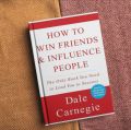 How to win friends & influence people novel book. 