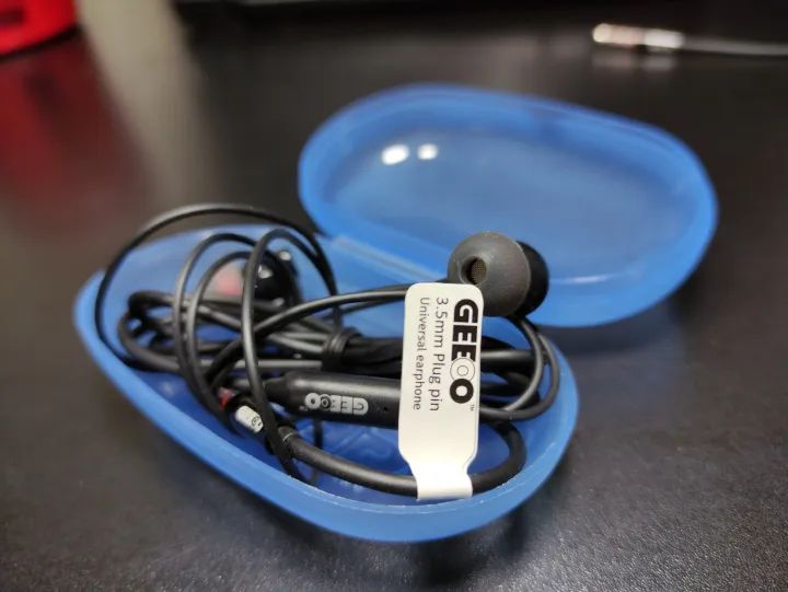 Geeoo%20X10%20In-Ear%20Earphone%20with%20Microphone%20in%20Black%20-%20Enjoy%20Crisp%20and%20Clear%20Audio%20with%20These%20Earphones%20-%20Image%203
