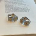 Light luxury retro brushed three daisy ring Couple style charm sun flower rings for women banquet jewelry gift. 