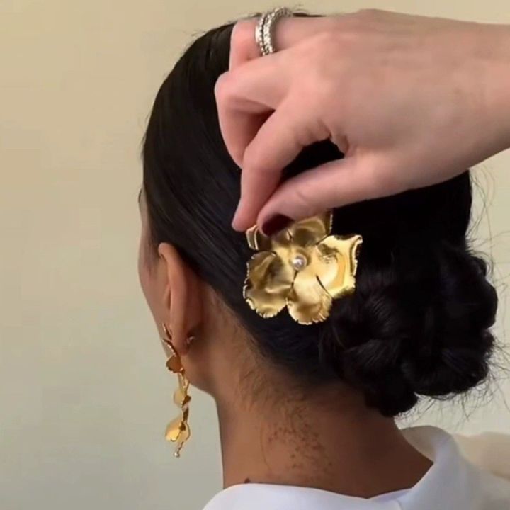 Deluxe%20Pearl%20Flower%20French%20Style%20Hair%20Comb%20Retro%20Court%20Luxury%20Noble%20Hairclip%20Elegant%20and%20Fashionable%20Hair%20Accessory%20for%20Women%20-%20Image%204