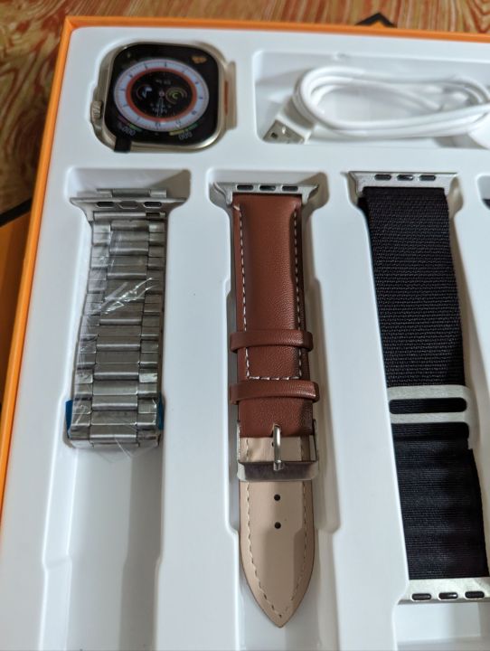 H10%20Ultra%20Max%20Smartwatch%20with%204%20Watch%20Straps%20-%20Image%204