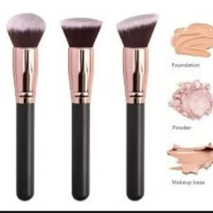 Foundation%20Kabuki%20brush%20single%20-%20Image%202