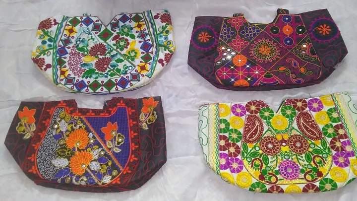 Handmade%20Embroidered%20Shoulder%20bag%20for%20women%20with%20Classical%20&%20Traditional%20Sindhi%20Style%20-%20Image%205