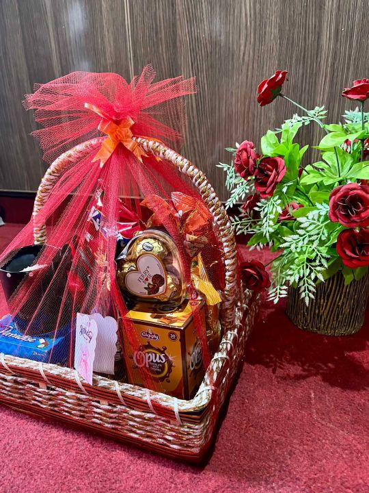 Gift%20Hamper%20,%20Birthday%20Gift%20,%20Gift%20Basket%20,%20Best%20gift%20for%20girls%20and%20boys,%20For%20all%20occasions%20-%20Image%202