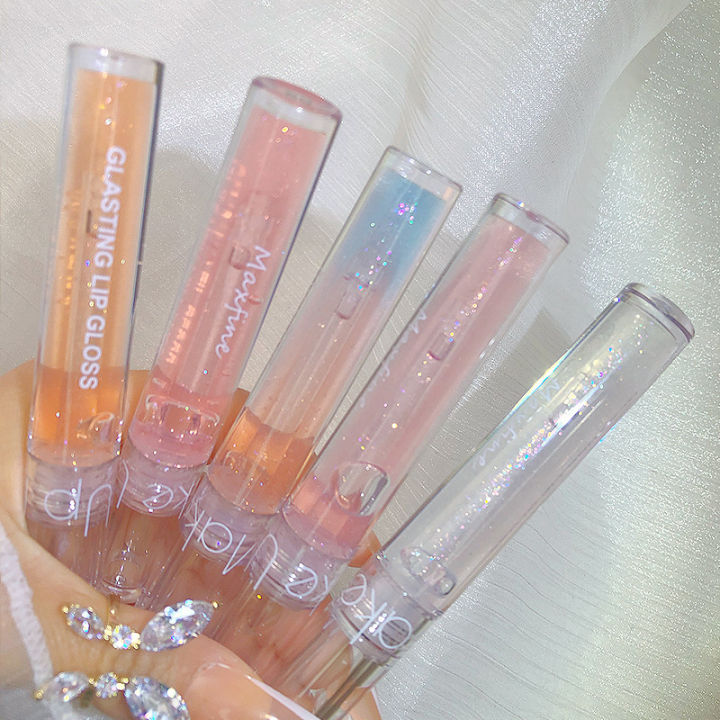 Water%20Glow%20Lip%20gloss%20keeps%20the%20lips%20moist%20plump%20and%20lustrous%20maintaining%20a%20natural%20makeup%20color%20-%20Image%205