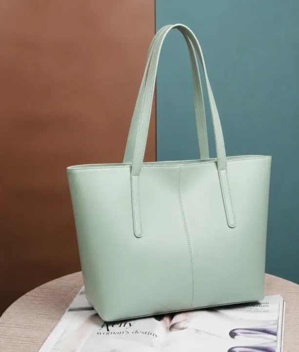 Stylish%20Premium%20Leather%20Tote%20Bag%20%E2%80%93%20Office%20&%20Travel%20Use%20-%20Image%203