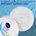 Nivea Soft Refreshingly Moisturising Cream (100 ml ) . 