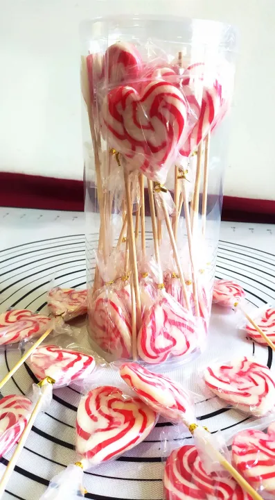 heart%20shaped%20strawberry%20flavored%20red%20and%20white%20swirl%20lollipop%20candy%2025pc%20bucket%20-%20Image%204