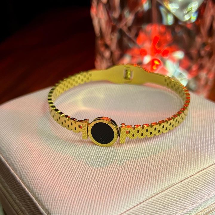 Stainless%20Steel%20Branded%20Clover%20kara%20bracelet%20handcuff%20for%20Girls%20-%20Image%206