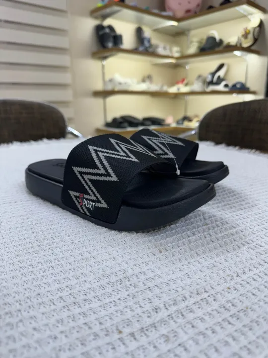 Lightweight%20Anti-Slip%20Fly%20Knit%20Slides%20for%20Men%20%E2%80%93%20Soft%20Black/White%20Print%20Slippers%20for%20All-Day%20Comfort%20-%20Image%202