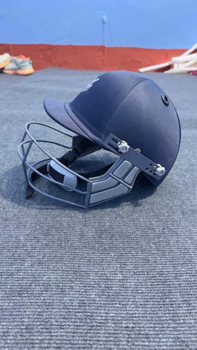 Premium%20Cricket%20Helmet%20-%20Image%203