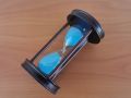 Retro Wooden Hourglass Timer – 5 Minute Sand Timer with Blue Sand & Wooden Base – Home Decor & Desk Gift. 