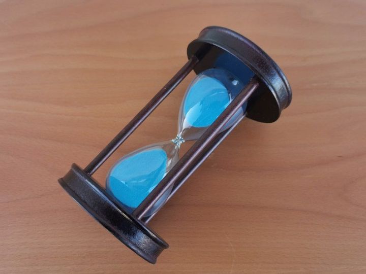 Retro%20Wooden%20Hourglass%20Timer%20%E2%80%93%205%20Minute%20Sand%20Timer%20with%20Blue%20Sand%20&%20Wooden%20Base%20%E2%80%93%20Home%20Decor%20&%20Desk%20Gift%20-%20Image%203