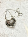 Mini heart metal clutch. 