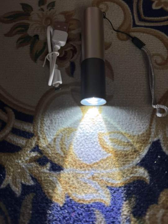 Zoom%20mini%20aluminum%20alloy%20flashlight%20-%20Image%203