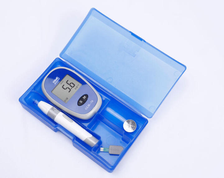 TRUE ANSWER GLUCOMETER WITH 10  STRIPS + 20 ALCOHAL SWABS + 20 LANCETS