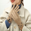 Women's winter thermal gloves with added fleece, decorated with metal chains, suitable for driving and cycling, a pair of touchscreen-compatible gloves. 