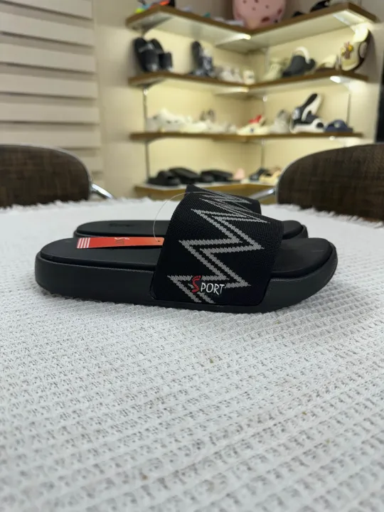 Lightweight%20Anti-Slip%20Fly%20Knit%20Slides%20for%20Men%20%E2%80%93%20Soft%20Black/White%20Print%20Slippers%20for%20All-Day%20Comfort%20-%20Image%204