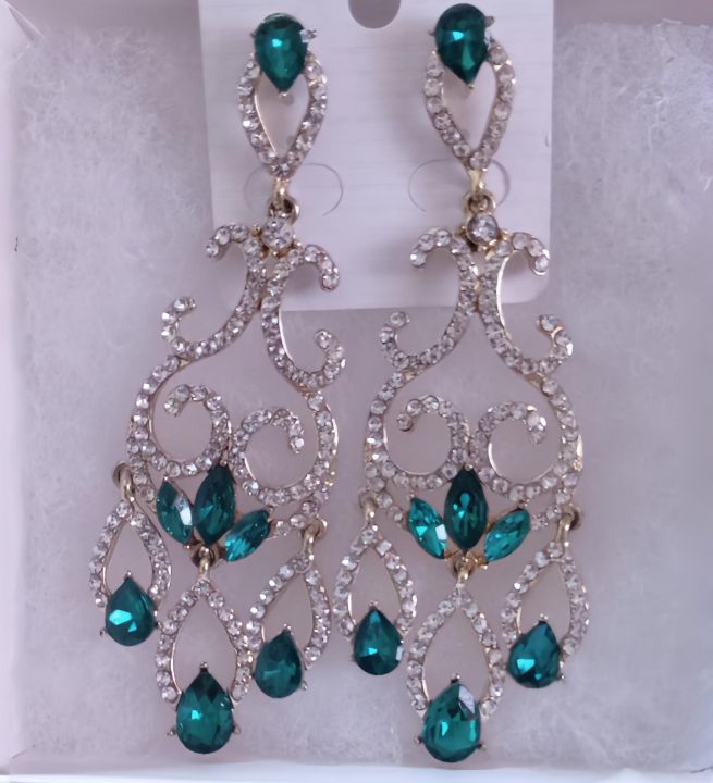 Luxury%20Emerald%20Green%20Chandelier%20Earrings%20for%20Women%20%E2%80%93%20Bridal%20&%20Party%20Wear%20%7C%20Zircon%20Drop%20Stone%20Earrings%20-%20Image%203
