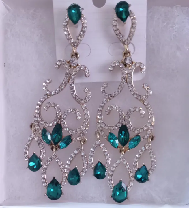 Luxury%20Emerald%20Green%20Chandelier%20Earrings%20for%20Women%20%E2%80%93%20Bridal%20&%20Party%20Wear%20%7C%20Zircon%20Drop%20Stone%20Earrings%20-%20Image%203