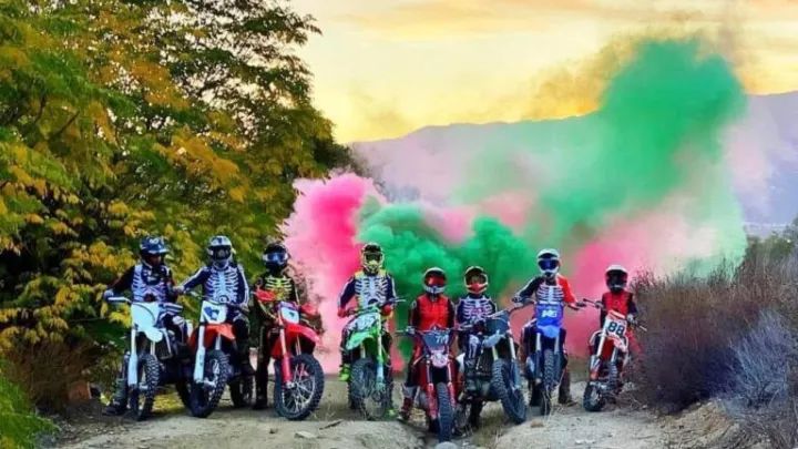 5%20Colour%20Smoke%20Color%20Bomb%20-%205%20Pcs%20-%20Image%208