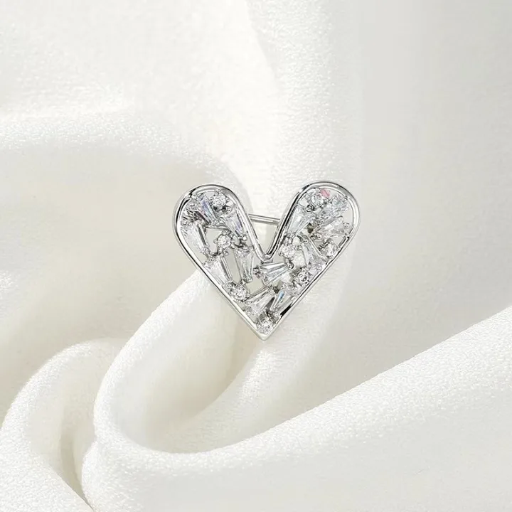 Sparkling%20crystal%20heart%20anti-glare%20buckle%20small%20brooch%20fashion%20lapel%20pin%20clothes%20versatile%20mini%20corsage%20button%20pin%20jewelry%20%20-%20Image%204