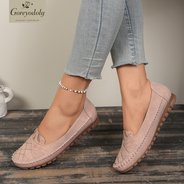goreyodoly%20Women%20Slip%20On%20Loafers%20Wide%20Fit%20Comfortable%20Flats%20Lightweight%20Breathable%20Shoe%20Perforated%20Embroidery%20Print%20Leather%20Look%20-%20Image%204