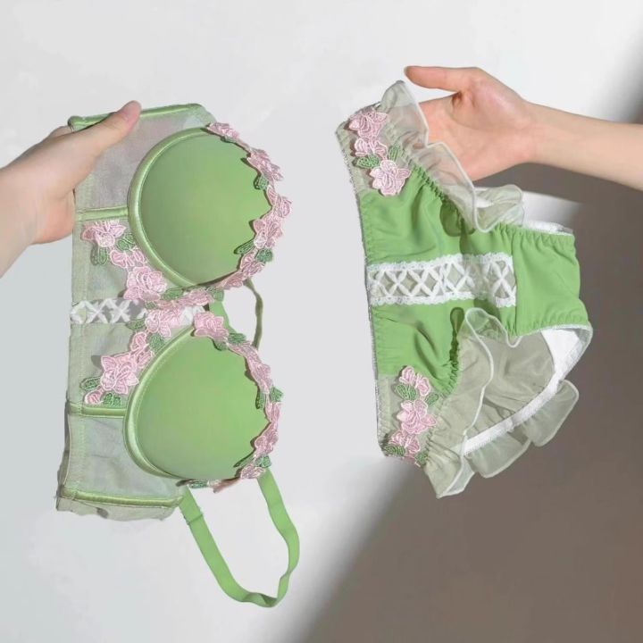 MOYISU%20Victorian%20Underwear%20Set%20-%20Delicate%20Cream%20Bralette%20with%20Floral%20Stitch,%20Retro%20Sweetheart%20Neckline%20for%20Petite%20Bust%20Elegance%20-%20Image%203