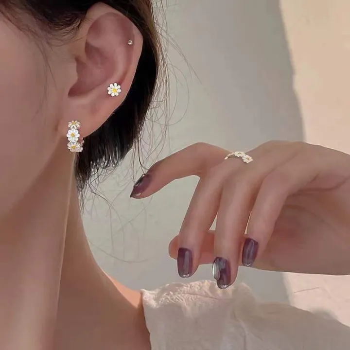 Sweet%20Daisy%20Flower%20Hoop%20Earrings%20For%20Women%202023%20New%20Fashion%20Round%20Earrings%20For%20Wedding%20Party%20Korean%20Temperament%20Ear%20Jewelry%20K0%20-%20Image%205