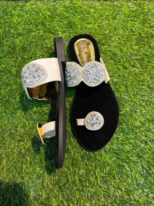 85%20code%20Women%E2%80%99s%20Black%20Kolapuri%20Slippers%20-%20Image%202