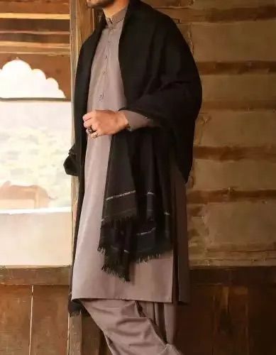 Black%20Shawl%20For%20Men%20_%20Men%20Pashmin%20-%20Image%205