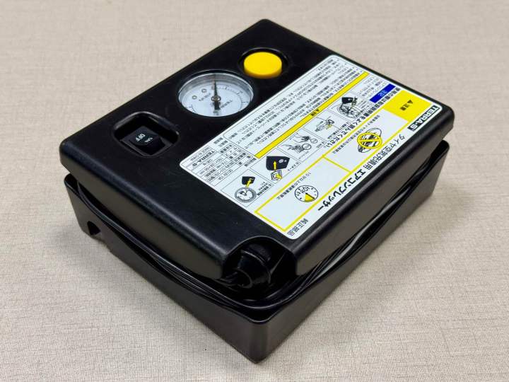 TERRA-S%20Japanese%20Car%20Air%20Pump/Inflator/Compressor%20with%20Pressure%20Gauge%20-%20Image%202