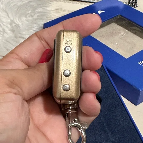 (G).%20Zina%20-%20USB%20Digital%20Keychain%20w/%20Diagonal%20Photo%20Viewer%20LCD%20Screen%20-%20Image%204