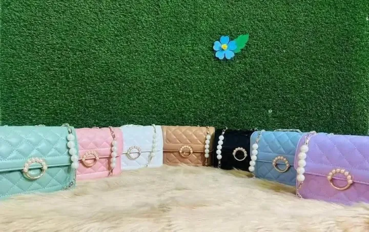 Premium%20Quality%20Diamond%20Lattice%20Chain%20Pearl%20Women's%20Shoulder%20Bag%20-%20Bag%20-%20Image%207