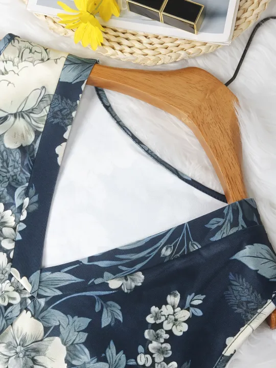 Plus%20Size%20Sleeveless%20V-Neck%20Floral%20Print%20Blouse%20for%20Effortless%20Elegance%20Soft%20Breathable%20Fabric%20Ideal%20for%20Warm%20Weather%20-%20Image%203